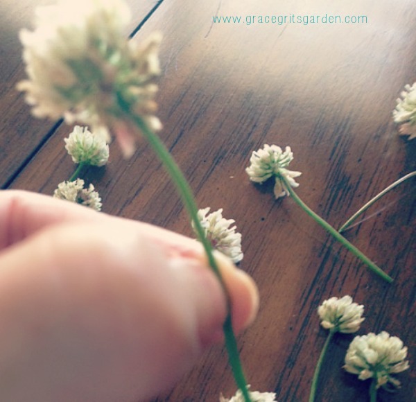 How to make a clover necklace